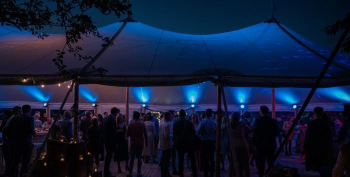 Alphatentevent-Bruilofttenthuren-luxury dream tent-sailcloth tent-10x22 meter-Zeeland-verlichting-vlondervloer