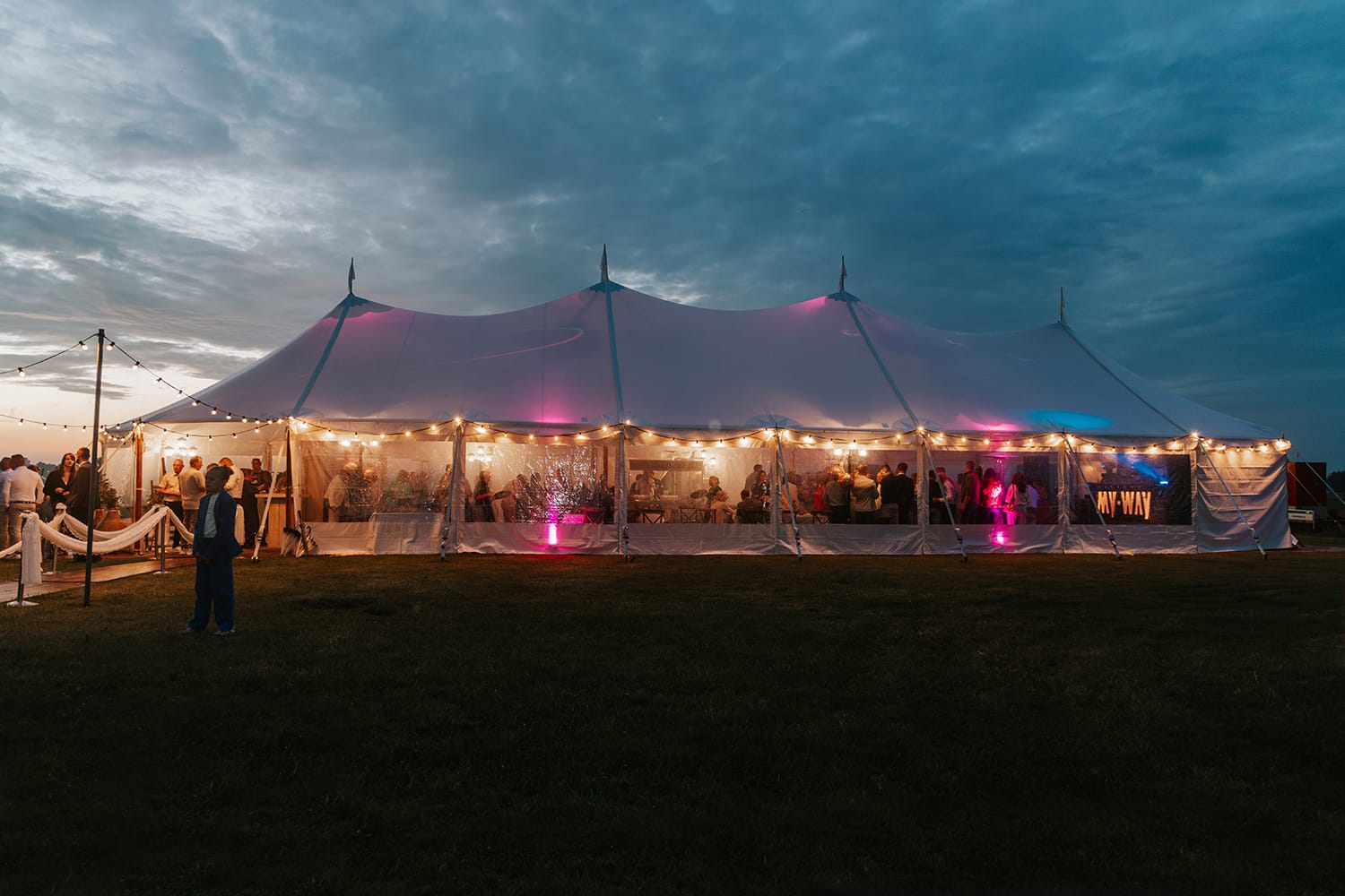 Alphatentevent-Bruilofttenthuren-luxury dream tent-sailcloth tent-10x28 meter-trouwen in een weiland